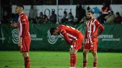 Los jugadores del Almería, cabizbajos tras encajar el 1-0 ante el Arenteiro.