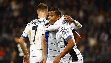 Atalanta's Colombian forward #09 Luis Muriel (R) is celebrated by teammates after scoring the 1-1 equalizing goal during the UEFA Europa League Group D football match between SK Sturm Graz and Atalanta BC in Graz, Austria on October 26, 2023. (Photo by ERWIN SCHERIAU / APA / AFP) / Austria OUT