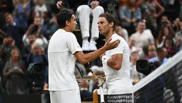Wimbledon (United Kingdom), 03/07/2022.- Rafael Nadal of Spain (R) has a long and animated discussion at the net after defeating Lorenzo Sonego of Italy (L) during their Men's third round match at the Wimbledon Championships, in Wimbledon, Britain, 02 July 2022. (Tenis, Italia, España, Reino Unido) EFE/EPA/ANDY RAIN EDITORIAL USE ONLY
