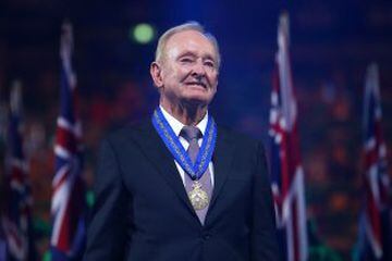 Rod Laver posa tras recibir la medalla de la Companion of the Order de Australia,  el honor más alto del país, el "compañero de la orden de Australia" se da para el logro eminente y el mérito del más alto grado de servicio a Australia o para la humanidad en su conjunto.