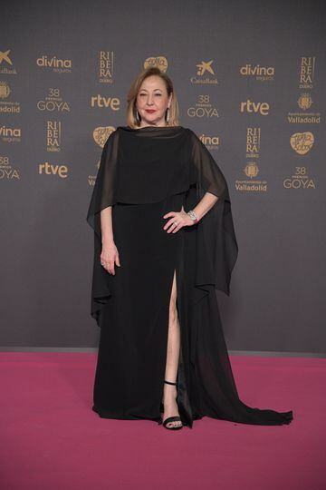 La actriz Carmen Machi posa en la alfombra rosa con vestuario de Coosy; joyas Del Paramo y zapatos de Inés Domecq.