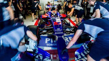 El equipo Toro Rosso trabajando en el coche de Pierre Gasly durante la temporada 2017.