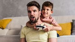 Padre e hijo jugando videojuegos v&iacute;a getty images.