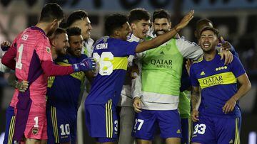 Boca Juniors' midfielder Alan Varela (R) celebrates with teammates after scoring the winning penalty during the shoot-out against Racing Club during their Argentine Professional Football League semifinal match at Ciudad de Lanus stadium in Lanus, Buenos Aires, on May 14, 2022. (Photo by Alejandro PAGNI / AFP)