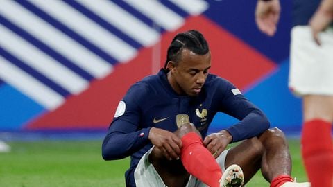PARIS, FRANCE - SEPTEMBER 22: Joules Kounde of France injured during the  UEFA Nations league match between France  v Austria  at the Stade de France on September 22, 2022 in Paris France (Photo by Eric Verhoeven/Soccrates/Getty Images)