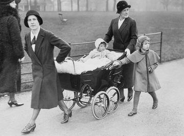 Isabel pasea con su hermana Margarita, en el carro, junto a las niñeras en Hyde Park, Londres.
