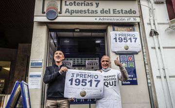 Empleados de la administración de Lotería, en la calle Játiva en Valencia, celebran haber vendido el tercer premio.