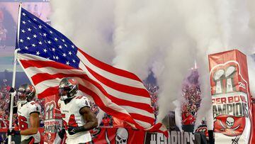 Durante la ceremonia del himno estadounidense previo al inicio del partido entre Bucs y Cowboys, la NFL honr&oacute; a la familia de Jake Cayne, v&iacute;ctima del 9/11.
