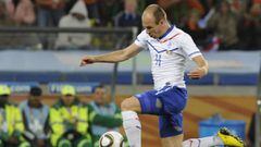 Netherlands&#039; striker Arjen Robben controls the ball during the Group E first round 2010 World Cup football match against Cameroon on June 24, 2010 at Green Point stadium in Cape Town. NO PUSH TO MOBILE / MOBILE USE SOLELY WITHIN EDITORIAL ARTICLE -  