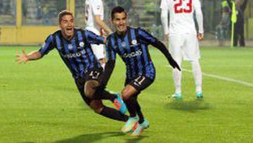 Carmona y Moralez celebran el primer gol del Atalanta, en un partido que termin&oacute; ganando la Roma. 