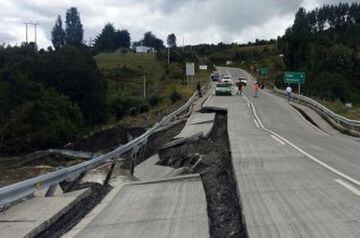 Un sismo de magnitud 7.6 en la escala de Richter se sintió a las 11:21 horas de este domingo. El epicentro fue a 67 kilómetros al noroeste de Melinka y también se percibió en las regiones del Biobío, La Araucanía, Los Ríos y Aysén. Varias carreteras quedaron dañadas.