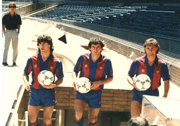Fue presentado el 1 de julio de 1988 como jugador del Barcelona junto a Bakero y Beguiristain, permaneció en el Barcelona hasta 1991