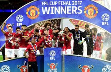 LONDON, ENGLAND - FEBRUARY 26:  Manchester United celebrate victory with the trophy after during the EFL Cup Final between Manchester United and Southampton at Wembley Stadium on February 26, 2017 in London, England. Manchester United beat Southampton 3-2