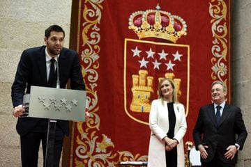 Felipe Reyes, Cristina Cifuentes and Florentino Pérez at Madrid's town hall.