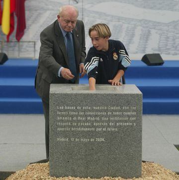 Dani Carvajal, junto a Alfredo Di Stéfano, en el acto de colocación de la primera piedra de la Ciudad Real Madrid de Valdebebas, el 12 de mayo de 2004.