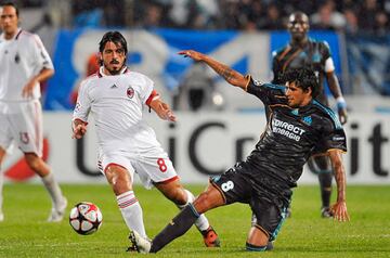 Gennaro Gattuso y Lucho González en un duelo entre el AC Milán y el Olympique de Marsella por la UEFA Champions League.