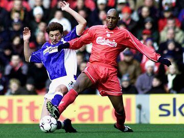 Jugó con el Liverpool en 2002.