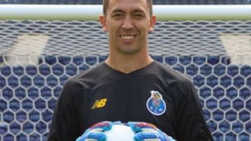 Agustín Marchesín posa portando un balón con la camiseta del Oporto.