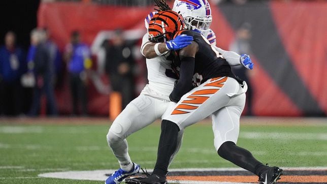 Damar Hamlin in critical condition: live updates, Buffalo Bills vs Cincinnati  Bengals game suspended