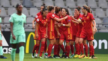 Spain&#039;s players celebrate after scoring first during the UEFA Womens Euro 2017 football tournament match between Spain and Portugal at Stadion De Vijverberg in Doetinchem on July 19, 2017.  / AFP PHOTO / DANIEL MIHAILESCU