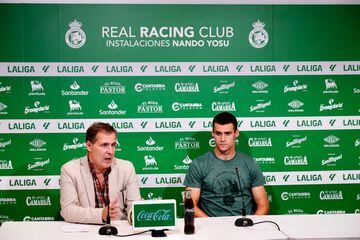 Roberto González, portavoz del Racing, y Álvaro Mantilla, segundo capitán, compartieron mesa y micrófono para presentar los nuevos incentivos a los socios.