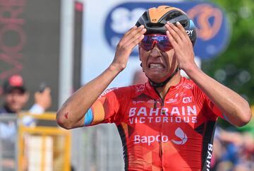 Lavarone (Italy), 25/05/2022.- Colombian rider Santiago Buitrago of Team Bahrain celebrates winning 17th stage of the Giro d'Italia 2022 cycling race, over 168 kilometers from Ponte di Legno to Lavarone, 25 May 2022. (Ciclismo, Bahrein, Italia) EFE/EPA/MAURIZIO BRAMBATTI
