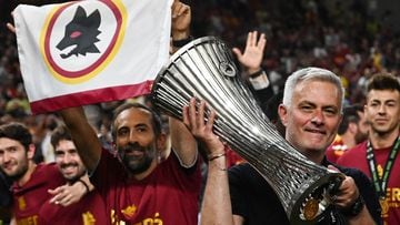 TOPSHOT - Roma's Portuguese head coach Jose Mourinho celebrates with the trophy after his team won the UEFA Europa Conference League final football match between AS Roma and Feyenoord at the Air Albania Stadium in Tirana on May 25, 2022. (Photo by OZAN KOSE / AFP) 
PUBLICADA 27/05/22 NA21 3COL 