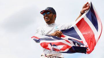 Lewis Hamilton, con una bandera inglesa, durante el GP Gran Bretaña.