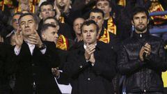 Montenegro&#039;s Prime Minister Milo Djukanovic (L), former soccer star Dejan Savicevic (C) and Mirko Vucinic watch their 2010 World Cup qualifying soccer match against Italy in Podgorica March 28, 2009.  REUTERS/Stevo Vasiljevic (MONTENEGRO)