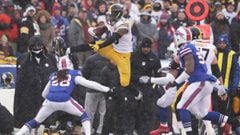 ORCHARD PARK, NY - DECEMBER 11: Le&#039;Veon Bell #26 of the Pittsburgh Steelers jumps over Ronald Darby #28 of the Buffalo Bills during the second half at New Era Field on December 11, 2016 in Orchard Park, New York.   Brett Carlsen/Getty Images/AFP == FOR NEWSPAPERS, INTERNET, TELCOS &amp; TELEVISION USE ONLY ==