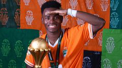 Adingra posa con el trofeo de la Copa de África.