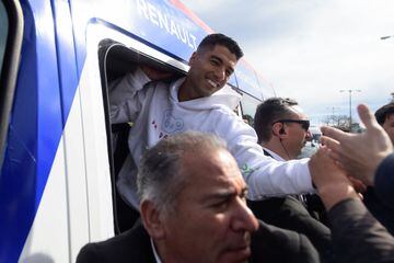 Uruguayan forward Luis Suarez greets fans during a caravan in route for a welcoming ceremony at the Gran Parque Central stadium, outside Carrasco International Airport in Ciudad de la Costa, Uruguay, on July 31, 2022. - Luis Suarez returned to Uruguay on Sunday to join Nacional, the club where he began his career 17 years ago as one of the most important strikers of his generation. (Photo by Dante Fernandez / AFP)