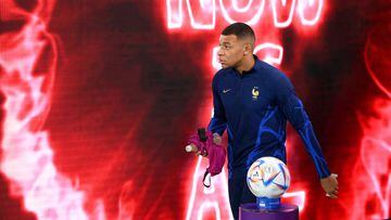AL RAYYAN, QATAR - NOVEMBER 30: France striker Kylian Mbappe heads towards the substitute's bench to take his place prior to the FIFA World Cup Qatar 2022 Group D match between Tunisia and France at Education City Stadium on November 30, 2022 in Al Rayyan, Qatar. (Photo by Stu Forster/Getty Images)