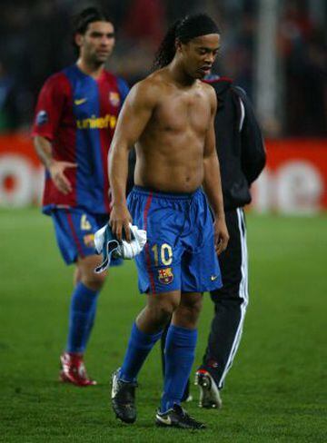 Tal vez no sea el más gordo, pero el jugador brasileño ha sufrido algún que otro altibajo durante su carrera. Ronaldinho fué galardonado con el Balón de oro en 2005. En la imagen tras finalizar el encuentro de octavos de la Champions League Barcelona-Liverpool (21/02/2007).