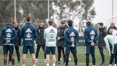 El entrenador argentino Eduardo Coudet conversa con los futbolistas de la plantilla del Celta durante la temporada 2021-2022.