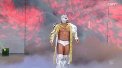 Dragon Lee hace su entrada al ring en Smackdown.