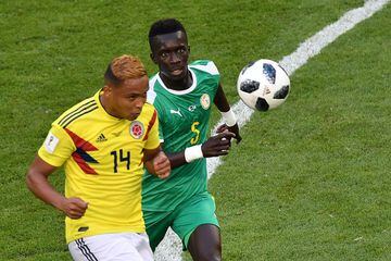 Luis Muriel disputa el balón con el volante de Senegal, Idrissa Gana Gueye, durante el partido Senegal-Colombia, del Grupo H del Mundial de Fútbol de Rusia 2018, en el Samara Arena de Samara, Rusia, hoy 28 de junio de 2018