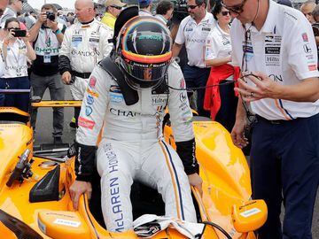 INDIANAPOLIS, IN - MAY 28: Fernando Alonso of Spain, driver of the #29 McLaren-Honda-Andretti Honda, climbs into his car ahead of the 101st running of the Indianapolis 500 at Indianapolis Motorspeedway on May 28, 2017 in Indianapolis, Indiana.   Jamie Squire/Getty Images/AFP == FOR NEWSPAPERS, INTERNET, TELCOS &amp; TELEVISION USE ONLY ==