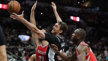 Pau Gasol lanza ante Ryan Anderson y Luc Mbah a Moute durante el San Antonio Spurs-Houston Rockets.