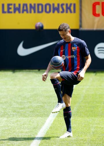El delantero polaco ha sido presentado en el Camp Nou como nuevo jugador del Fútbol Club Barcelona.