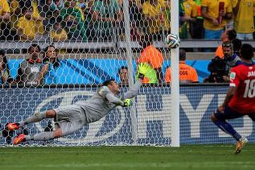 Tras una dramática definición a penales, Brasil avanzó a cuartos de final del mundial. En la imagen, el penal de Gonzalo Jara da en el palo, dandóle el paso a los locales.