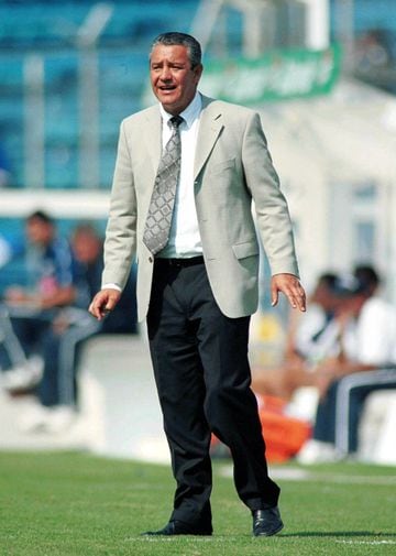 Trejo llevó al equipo a la final de la Copa Libertadores en el 2001 pero no pudieron alzar el campeonato. En diciembre del 2002 salió del equipo tras dirigir más de 100 partidos.