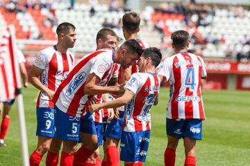 Los jugadores del Algeciras festejan su gol.