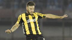 MONTEVIDEO, URUGUAY - APRIL 05: Nahitan Nandez of Pe&Atilde;&plusmn;arol and Diego Arismendi of Nacional fight for the ball  during a match between Pe&Atilde;&plusmn;arol and Nacional as part of Torneo Apertura 2017 at Centenario Stadium on April 05, 2017 in Montevideo, Uruguay. (Photo by Sandro Pereyra/LatinContent/Getty Images)