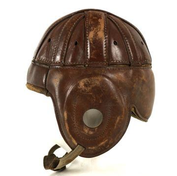 El casco se hizo más grueso y contaba ya con una protección interna para mejorar el golpeo, y contaba con una correa en el área de la barbilla.