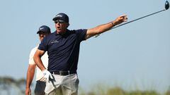 Phil Mickelson celebra un golpe durante la jornada final del PGA Championship 2021.