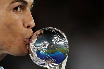 Cristiano Ronaldo besa el Balón de Plata al segundo mejor jugador. 