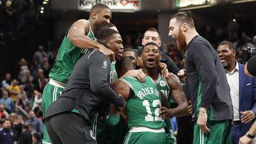 Los jugadores de los Celtics abrazan a Terry Rozier, h&eacute;roe en un loco partido en Indiana.