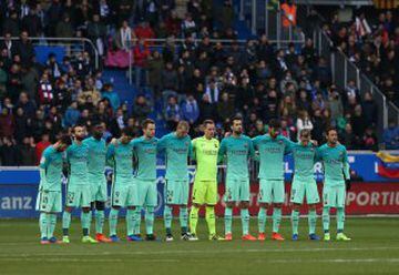 Minuto de silencio de los jugadores del Barcelona.