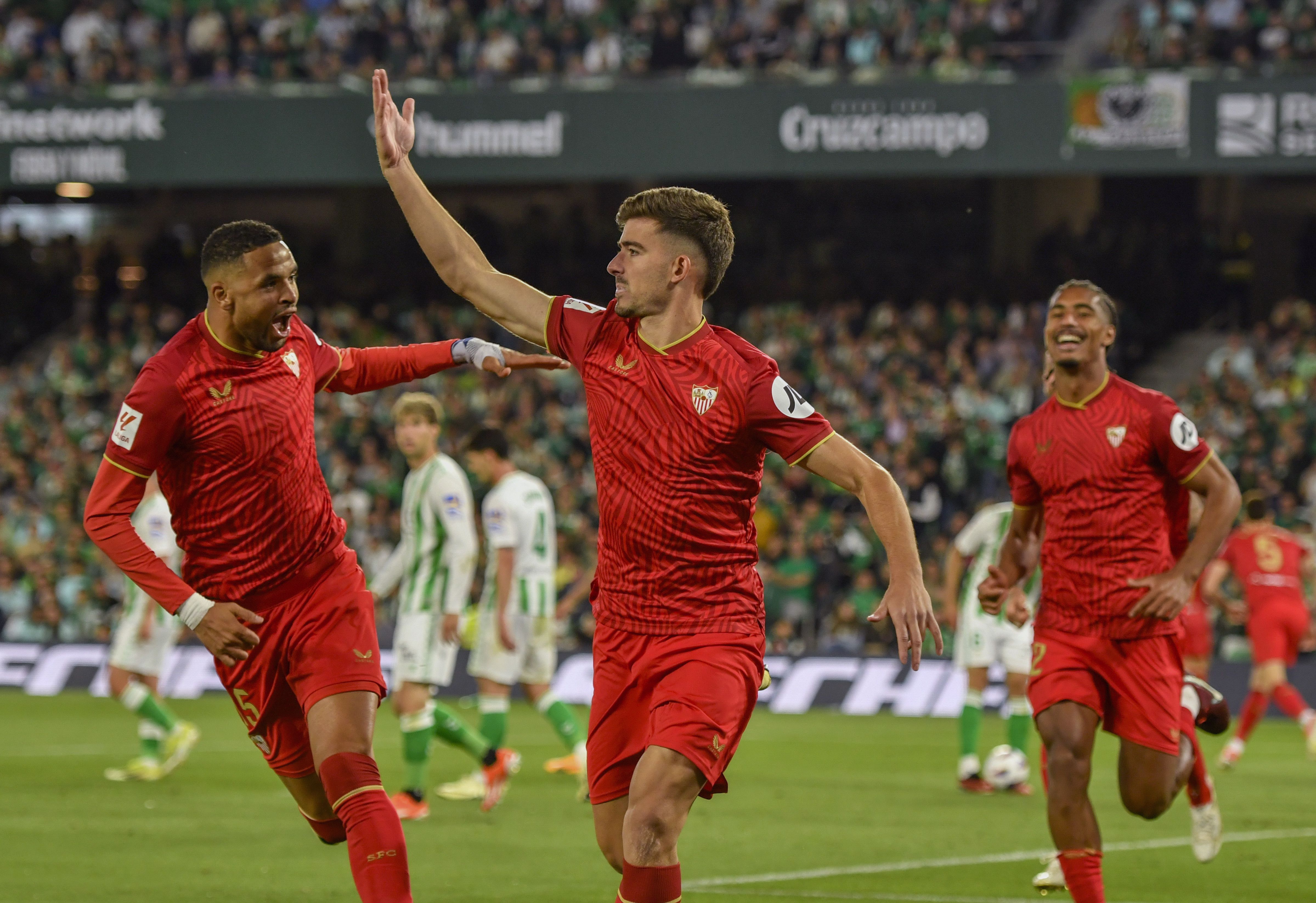 SEVILLA, 28/04/2024.- El defensa del Sevilla Kike Salas (c) celebra tras marcar ante el Betis, durante el partido de Liga en Primera División que Real Betis y Sevilla FC disputan este domingo en el estadio Benito Villamarín. EFE/Raúl Caro
